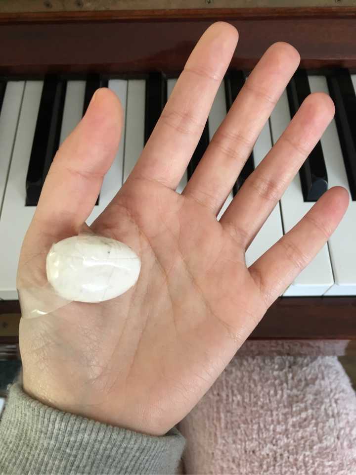 弹钢琴时大拇指关节内陷,如何纠正?